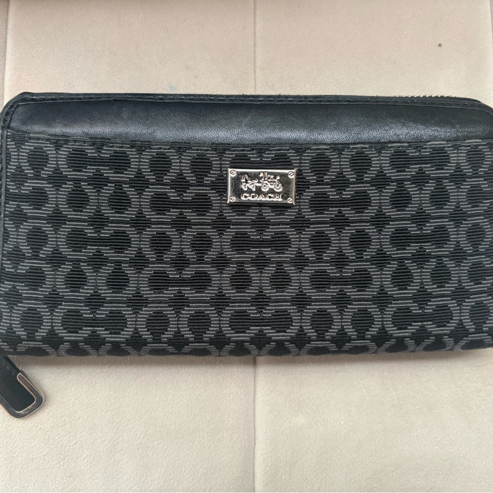 Coach Madison Op Art
Needlepoint Fabric
Accordion Zip Wallet